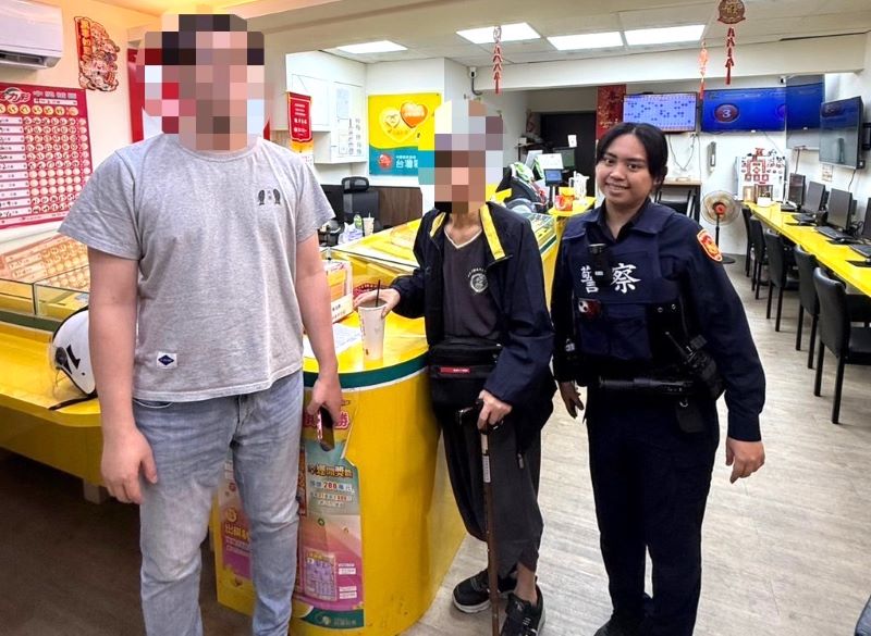 《圖說》海山警助迷途高齡長者返家一。〈海山分局提供〉