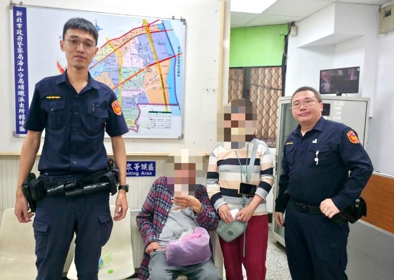《圖說》海山警助迷途高齡長者返家二。〈海山分局提供〉
