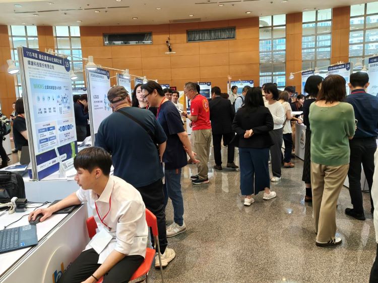 《圖說》集結45家AI服務供應商參與，吸引逾百家在地企業到場交流。〈記者葉柏成攝〉