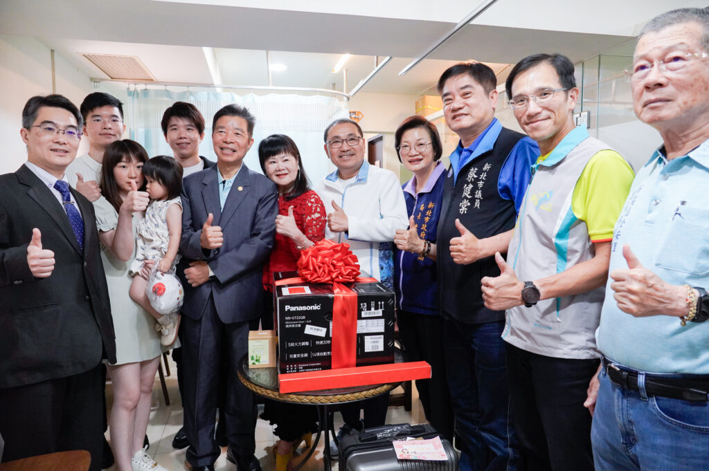 %E4%BE%AF%E5%8F%8B%E5%AE%9C%E5%B8%82%E9%95%B7%E7%94%B1%E7%A4%BE%E6%9C%83%E5%B1%80%E9%95%B7%E6%9D%8E%E7%BE%8E%E7%8F%8D%E7%AD%89%E4%BA%BA%E9%99%AA%E5%90%8C%E8%A8%AA%E8%A6%96%E6%A8%A1%E7%AF%84%E6%AF%8D%E8%A6%AA%E5%BA%B7%E9%8C%A6%E8%8A%B1%E4%B8%AD%E7%A9%BF%E7%B4%85%E8%A1%A3%E8%80%85 1024x681 1