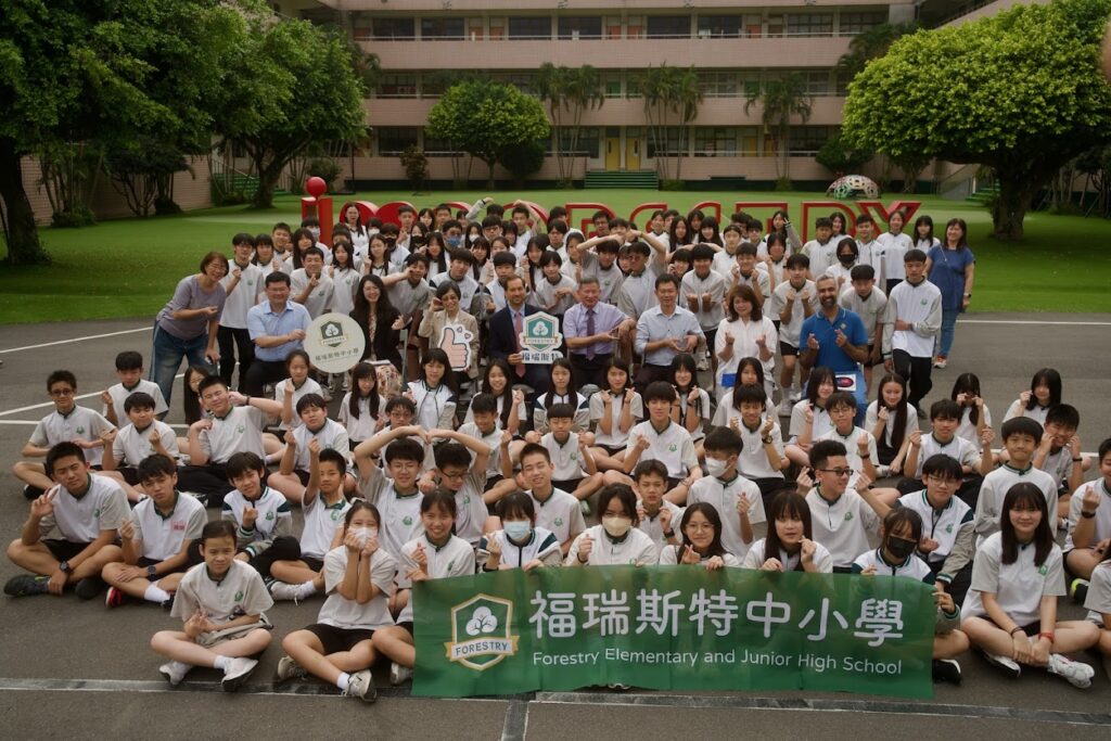 %E9%A6%AC%E5%BE%B9%E8%99%95%E9%95%B7%E8%88%87%E7%A6%8F%E7%91%9E%E6%96%AF%E7%89%B9%E4%B8%AD%E5%B0%8F%E5%AD%B8%E5%B8%AB%E7%94%9F%E5%90%88%E5%BD%B1 1024x683 1