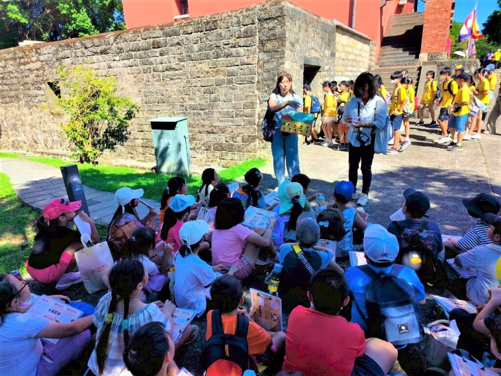 %E8%AC%9B%E5%B8%AB%E5%90%91%E5%AD%B8%E7%94%9F%E8%AC%9B%E8%A7%A3%E6%B7%A1%E6%B0%B4%E7%B4%85%E6%AF%9B%E5%9F%8E%E7%9A%84%E6%AD%B7%E5%8F%B2%E8%88%87%E7%92%B0%E5%A2%83%E8%AE%8A%E9%81%B7 1024x768 1