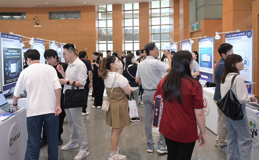 %E7%8F%BE%E5%A0%B4%E9%9B%86%E7%B5%9045%E5%AE%B6%E7%B2%BE%E9%81%B8AI%E6%9C%8D%E5%8B%99%E4%BE%9B%E6%87%89%E5%95%86%E9%BD%8A%E8%81%9A%E4%B8%80%E5%A0%82%E5%90%B8%E5%BC%95%E9%80%BE%E7%99%BE%E5%AE%B6%E5%AE%B6%E6%96%B0%E5%8C%97%E5%9C%A8%E5%9C%B0%E4%BC%81%E6%A5%AD%E4%BB%A3%E8%A1%A8%E5%85%B1%E8%A5%84%E7%9B%9B%E8%88%89%E7%8F%BE%E5%A0%B4%E5%8F%8D%E6%87%89%E7%86%B1%E7%B5%A1 1024x633 1