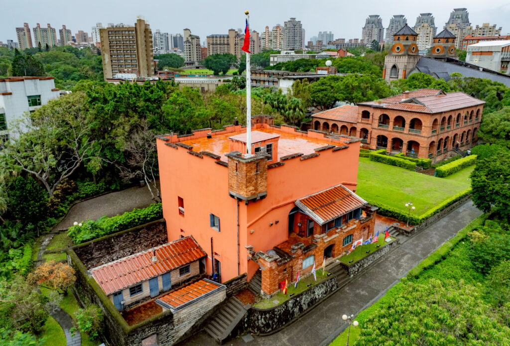 %E6%B7%A1%E6%B0%B4%E7%B4%85%E6%AF%9B%E5%9F%8E%E5%8F%8A%E5%85%B6%E5%91%A8%E9%81%AD%E6%AD%B7%E5%8F%B2%E5%BB%BA%E7%AF%89%E7%BE%A4%E4%BB%A5%E7%8D%A8%E7%89%B9%E7%9A%84%E8%87%AA%E7%84%B6%E5%9C%B0%E8%B2%8C%E8%88%87%E4%BA%BA%E6%96%87%E6%AD%B7%E5%8F%B2%E7%82%BA%E5%9F%BA%E7%A4%8E%E5%BC%95%E9%A0%98%E6%B0%91%E7%9C%BE%E8%B5%B0%E5%85%A5%E5%8F%A4%E8%B9%9F 1024x695 1