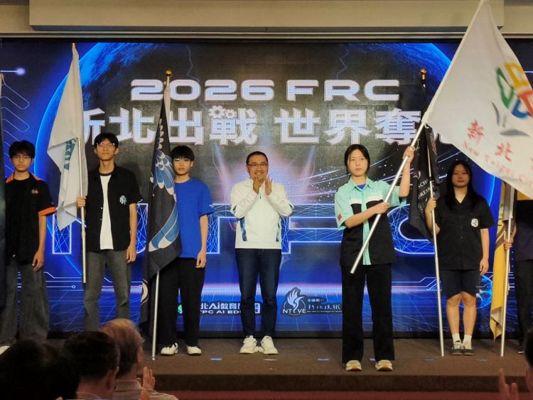 《圖說》市長侯友宜於授旗儀式宣布，若總決賽奪冠，市府將頒發100萬元獎金，亞軍50萬元、季軍25萬元，以實際行動支持學生站上國際舞台。〈記者葉柏成攝〉