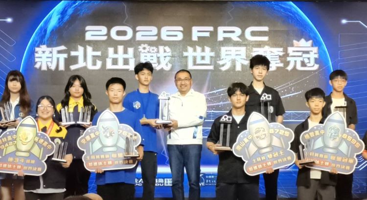 《圖說》新北代表隊今年共有12校參與國際區域賽，累計抱回23項大獎，獻獎市長侯友宜分享殊榮。〈記者葉柏成攝〉