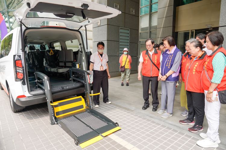 《圖說》板橋義橋宮城隍尊神協會集結善信的愛心，捐贈雙乘座位的復康巴士，幫助身障朋友安心出行。〈社會局提供〉