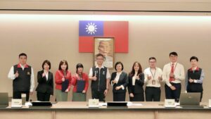 %E5%9C%96%E8%AA%AA%E5%89%AF%E5%B8%82%E9%95%B7%E5%BC%B5%E6%BA%AB%E5%BE%B7%E8%88%87%E6%9C%89%E5%8A%9F%E9%87%91%E8%9E%8D%E6%A9%9F%E6%A7%8B%E4%BA%BA%E5%93%A1%E5%90%88%E5%BD%B1 300x169 1