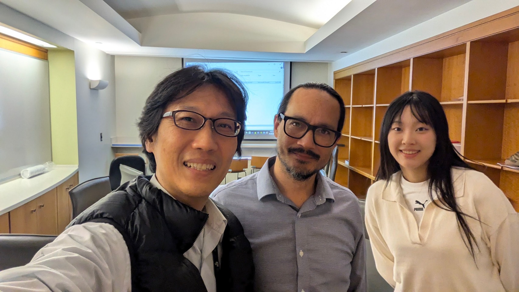 %E5%9C%96%E4%B8%80%E6%A2%85%E9%95%B7%E7%94%9F%E6%95%99%E6%8E%88Prof Jason White%E9%87%91%E6%98%80%E5%BB%B7%E7%94%B1%E5%B7%A6%E8%87%B3%E5%8F%B3%E5%9C%A8%E5%93%88%E4%BD%9B%E5%A4%A7%E5%AD%B8%E6%9C%83%E8%AD%B0%E5%AE%A4