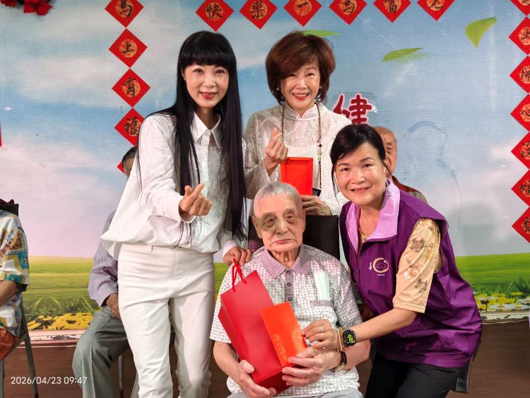 《圖說》中華佛教善緣慈善會副秘書長周雲蓮〈後左〉關懷現場最高壽105歲的陳子華，後右為板橋榮家主任陳桂美。〈板橋榮家提供〉
