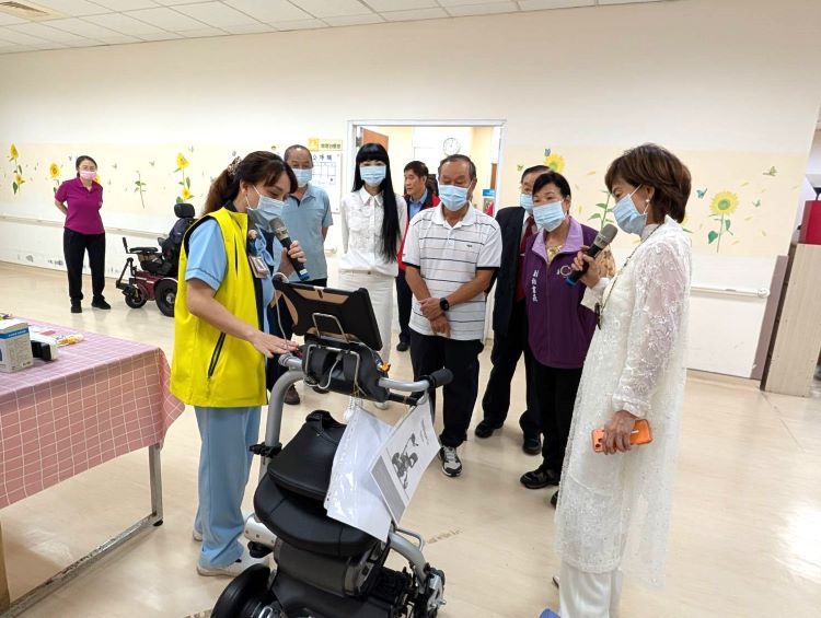 《圖說》中華佛教善緣慈善會副秘書長周雲蓮及周錦富參訪榮家醫療復健設施。〈板橋榮家提供〉