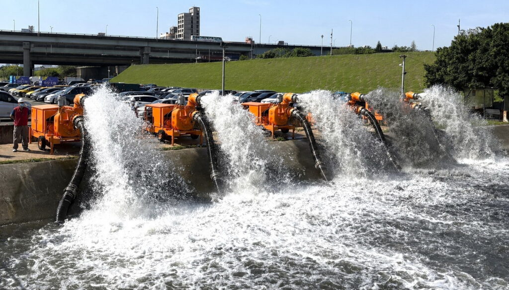 %E5%9C%965%E6%96%B0%E5%8C%97%E5%B8%82%E7%A7%BB%E5%8B%95%E5%BC%8F%E6%8A%BD%E6%B0%B4%E6%A9%9F%E5%85%B1%E6%9C%8980%E5%8F%B0%E5%8F%AF%E5%9B%A0%E6%87%89%E4%B8%8D%E5%90%8C%E6%B7%B9%E6%B0%B4%E4%BA%8B%E4%BB%B6%E4%BD%BF%E7%94%A8%E9%81%94%E5%88%B0%E5%BF%AB%E9%80%9F%E6%90%B6%E6%95%91%E7%81%BD%E6%95%88%E6%9E%9C 1024x585 1