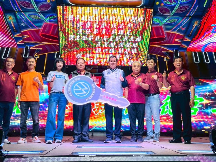 《圖說》林口新林福德宮善舉捐贈新北消防局災情勘查車，右起；副主委蘇文福、副主委顏慶偉、副主委張根地、消防局長陳崇岳、主委吳輝晃、議員蔡淑君、副主委劉世楠、副主委王萬鐘。〈消防局提供〉