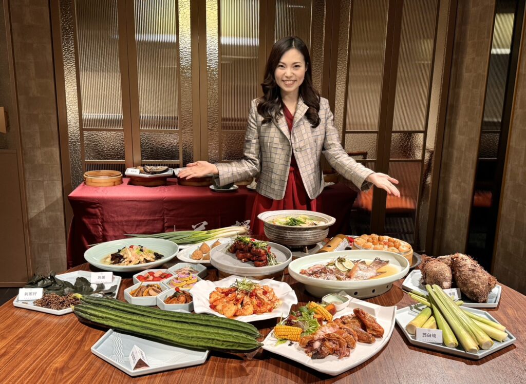 01 %E8%86%B3%E9%A6%A8%E4%BB%8A%E5%B9%B4%E4%BB%A5%E5%9C%9F%E5%9C%B0%E5%AD%95%E8%82%B2%E7%82%BA%E6%A0%B8%E5%BF%83%E6%A6%82%E5%BF%B5%E5%B0%87%E5%8F%B0%E7%81%A3%E5%90%84%E5%9C%B0%E9%A2%A8%E5%9C%9F%E9%A3%9F%E6%9D%90%E8%9E%8D%E5%85%A5%E7%AF%80%E6%85%B6%E6%A1%8C%E8%8F%9C%E9%80%8F%E9%81%8E%E4%B8%80%E9%81%93%E9%81%93%E6%96%99%E7%90%86%E5%82%B3%E9%81%9E%E5%B0%8D%E6%AF%8D%E8%A6%AA%E6%B7%B1%E5%88%BB%E7%9A%84%E6%84%9F%E8%AC%9D 1024x748 1