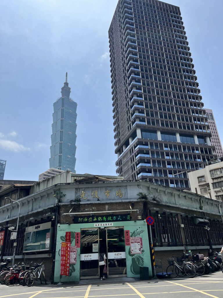 %E5%BA%A7%E8%90%BD%E6%96%BC%E4%BF%A1%E7%BE%A9%E5%8D%80%E7%B2%BE%E8%8F%AF%E5%9C%B0%E6%AE%B5%E7%9A%84%E5%85%89%E5%BE%A9%E5%B8%82%E5%A0%B4%E8%88%87%E5%8F%B0%E5%8C%97101%E5%8F%8A%E8%87%BA%E5%8C%97%E5%B8%82%E6%94%BF%E5%BA%9C%E6%AF%94%E9%84%B0%E8%80%8C%E5%B1%85%E6%84%9F%E5%8F%97%E7%B9%81%E8%8F%AF%E6%B5%81%E8%A1%8C%E4%B8%AD%E7%9A%84 0 768x1024 1