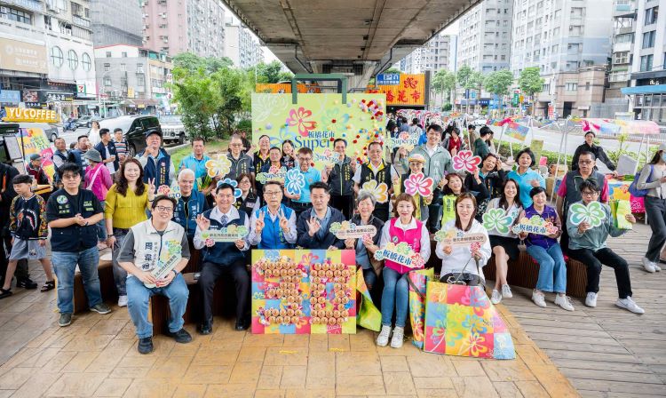 《圖說》板橋花市今年適逢30週年，農業局推出板橋花市「SUPER+30」系列活動，首檔以母親節為主軸，結合巨型打卡裝置、風格市集、互動體驗及線上抽獎，為花市「三十而立」獻上祝福。〈農業局提供〉