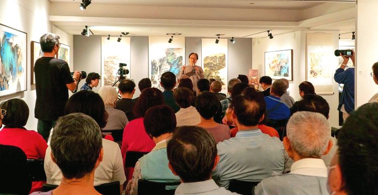 《圖說》長歌藝術傳播社長吳放介紹明月法師禪宗偈語為題，融合藝術與修行，透過潑墨山水、花鳥魚游等多元題材，畫中不見明月，卻處處映現明月之心。〈主辦單位提供〉