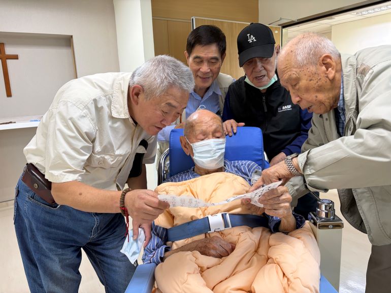 《圖說》唸大字報，杜祖培（前中）、宋世軍（前左）、張文坤（前右）、張長林（後左）、王迺文（後右）。 〈照片張長林提供〉