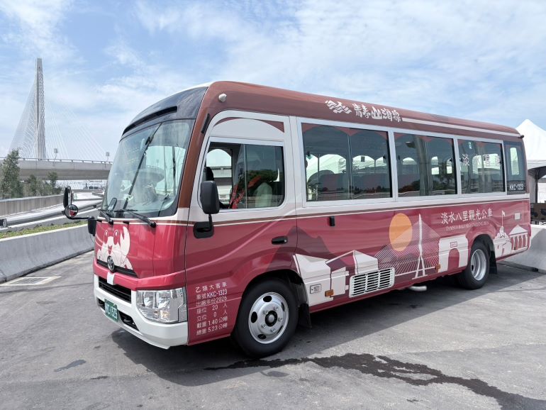 《圖說》淡江大橋新公車外觀。〈交通局提供〉