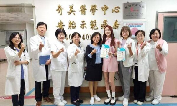 早產兒基金會董事許瓊心、執行長張明真及年度公益代言人艾璐攜手奇美醫院在母親節前夕為安胎媽咪獻上祝福。