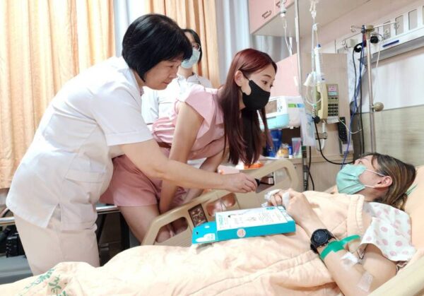 早產兒基金會年度公益代言人艾璐走進奇美醫院安胎病房為孕媽咪加油打氣。