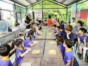 「磚」情傳愛慶祝母親節 竹縣芎林鄉立幼兒園親子奉茶結合客庄文化傳遞感恩及孝道 16 15 Fotor 300x225 1
