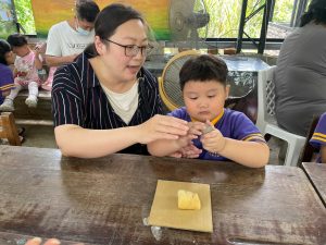 「磚」情傳愛慶祝母親節 竹縣芎林鄉立幼兒園親子奉茶結合客庄文化傳遞感恩及孝道 19 12 2 300x225 1