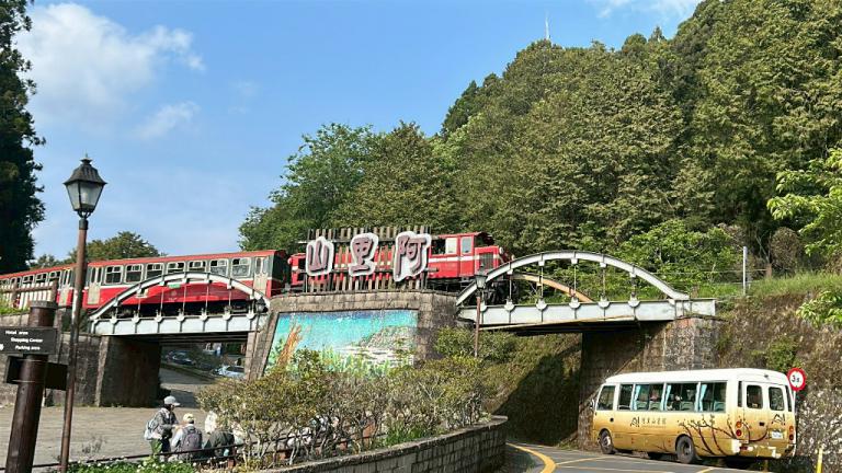 阿里山賓館「涼夏禮遇」迎賓 奢華觀光列車慢遊世界級地景 5 20260511151251 1b933597