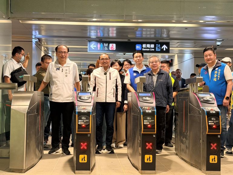 《圖說》侯友宜市長率隊視察三鶯線轉乘動線。〈捷運局提供〉
