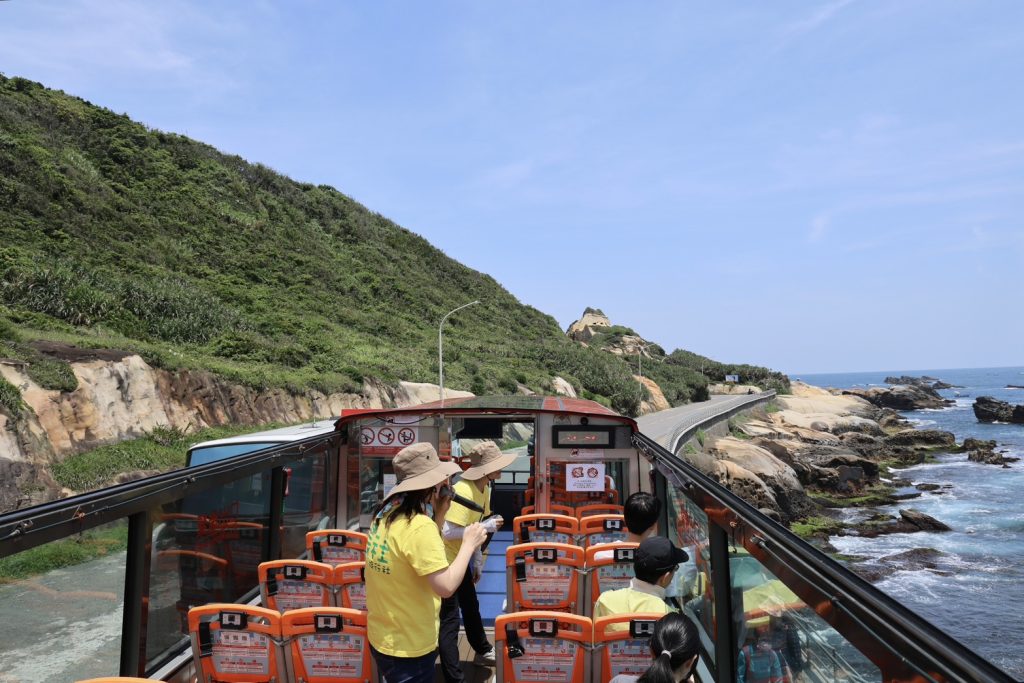 淡江大橋首發團 今5月12日正式通車 6 %E6%90%AD%E4%B9%98%E9%9D%92%E6%98%A5%E5%B1%B1%E6%B5%B7%E7%B7%9A%E6%99%AF%E8%A7%80%E5%B7%B4%E5%A3%AB%E6%B2%BF%E5%8C%97%E6%B5%B7%E5%B2%B8%E8%A1%8C%E9%80%B2%E5%8F%AF%E5%BE%9E%E9%AB%98%E8%A6%96%E8%A7%92%E9%A3%BD%E8%A6%BD%E5%B1%B1%E6%B5%B7%E4%BA%A4%E7%B9%94%E7%9A%84%E5%A3%AF%E9%BA%97%E9%A2%A8%E5%85%89%E9%AB%94%E9%A9%97%E8%BC%95%E9%AC%86%E8%88%92%E9%81%A9%E7%9A%84%E6%97%85%E9%81%8A%E6%96%B9%E5%BC%8F 1024x683 1
