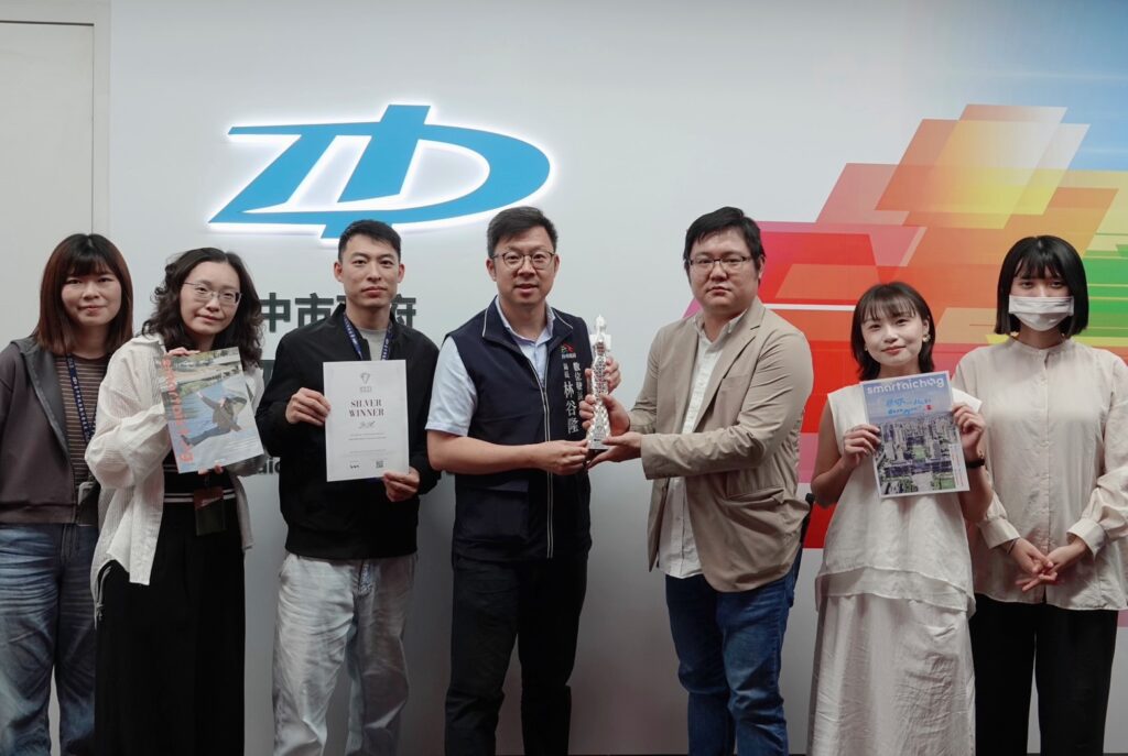 台中市數位局刊物《smart taichung》 再奪繆思設計獎 2 %E6%95%B8%E4%BD%8D%E5%B1%80%E9%95%B7%E5%8F%8A smart taichung%E6%9C%AA%E4%BE%86%E9%80%B2%E8%A1%8C%E5%B8%82 %E5%88%8A%E7%89%A9%E8%A3%BD%E4%BD%9C%E5%9C%98%E9%9A%8A%E8%88%87muse%E7%8D%8E%E7%9B%83%E5%85%B1%E5%90%8C%E5%90%88%E5%BD%B1 1024x687 1