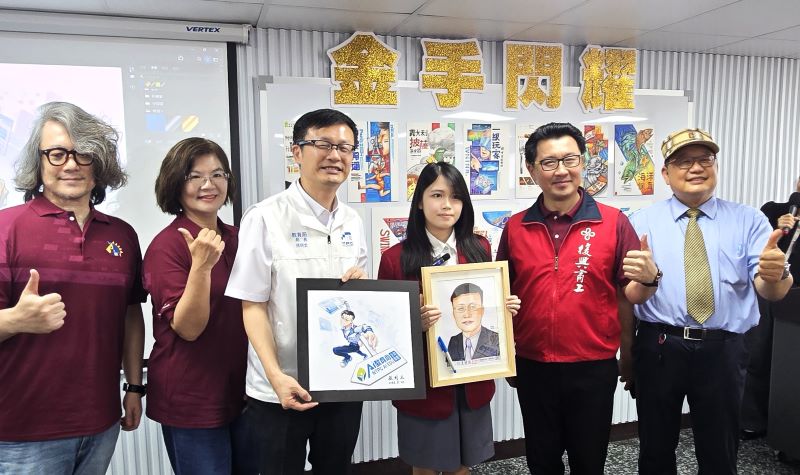 《圖說》廣告設計科三年級童欣揚同學陪同張明文局長體驗AI繪圖，並與作品合影留念。〈教育局提供〉