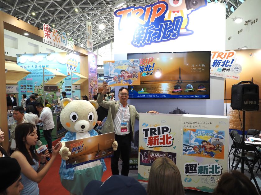 《圖說》新北市觀旅局長楊宗珉攜手吉祥物新北小客，熱情出席高雄國際旅展，為新北館站台造勢並推廣最新旅遊活動。〈觀旅局提供〉