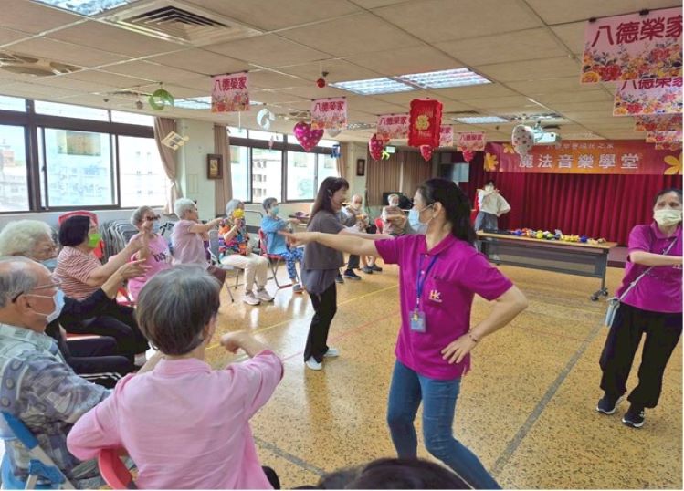 《圖說》八德榮家住民長輩跟隨帶領老師一同伸展律動，在輕鬆愉快的音樂氛圍中開心互動，洋溢溫馨歡樂氣氛。〈八德榮家提供〉