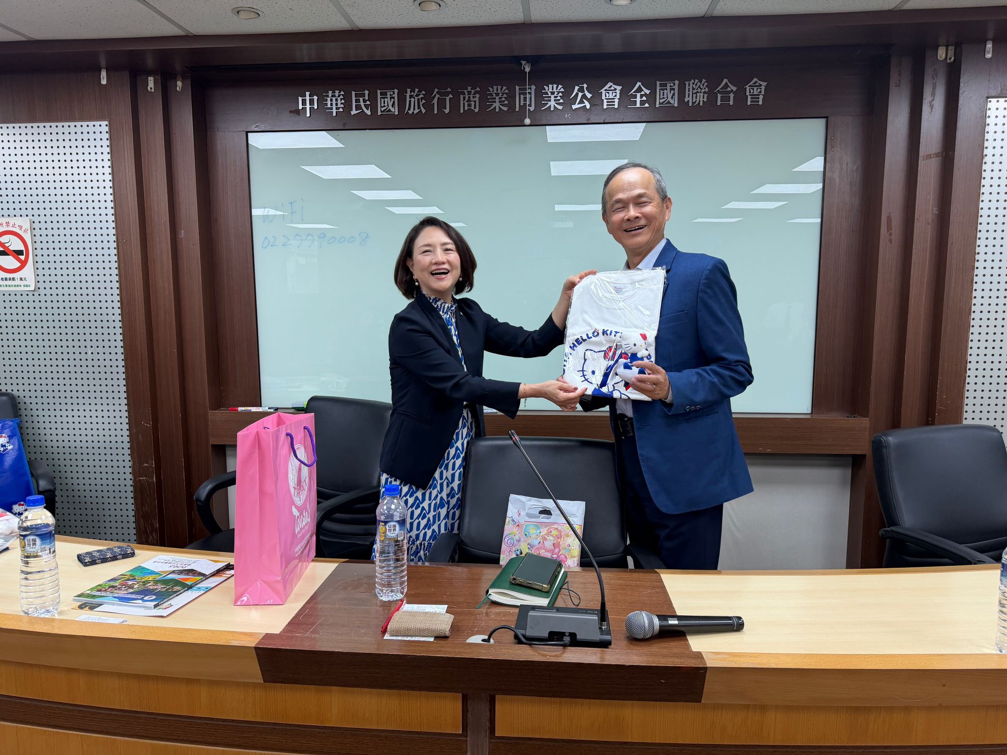 日本三麗鷗娛樂股份有限公司（SANRIO ENTERTAINMENT）代表董事社長小巻亜矢(右)致贈紀念品給旅行全聯會杜佩育主委(左) 圖 / 日本國際交流協會提供