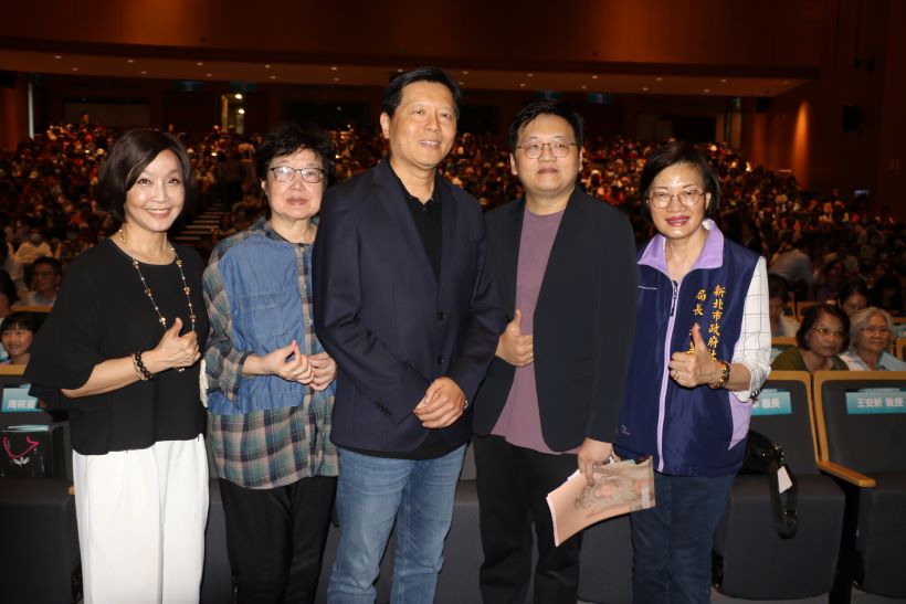 《圖說》新北市副市長朱惕之蒞臨會場，感謝國光劇團團長張育華（左起）、國家文藝獎得主藝術總監王安祈、花雅戲曲協會理事長金克威、社會局長李美珍等促成此次京劇饗宴。〈社會局提供〉