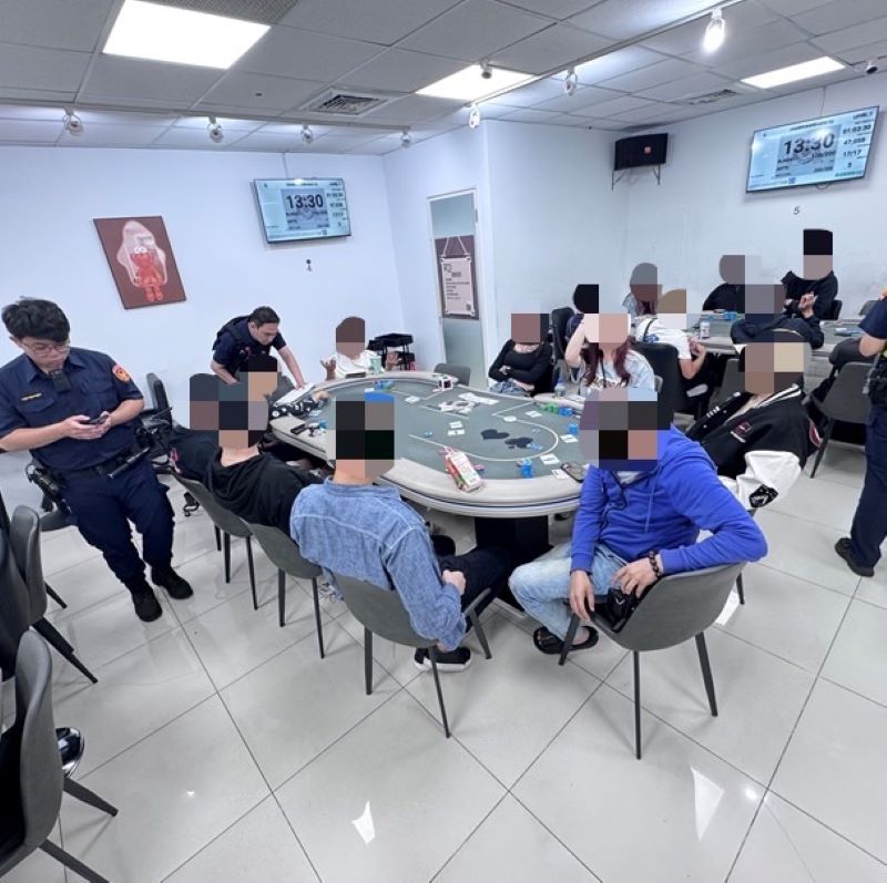 《圖說》中和警查獲一處職業賭場，查獲負責人及多名賭客共20人，全數依法帶返偵辦。〈中和分局提供〉