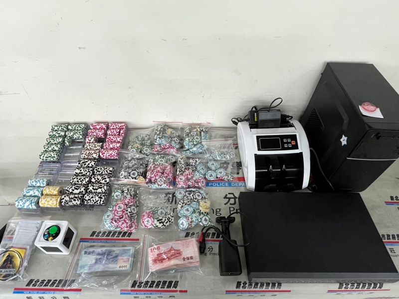 《圖說》新莊警查扣電腦主機、監視器設備、點鈔機、德州撲克賭具，及籌碼等大批證物。〈新莊分局提供〉