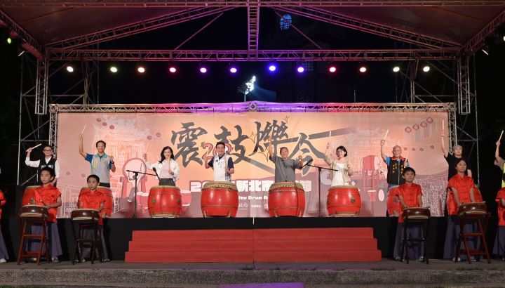 《圖說》新北市副市長劉和然與多位貴賓及新莊學子擊鼓，宣告年度鼓藝盛典正式展開。〈文化局提供〉