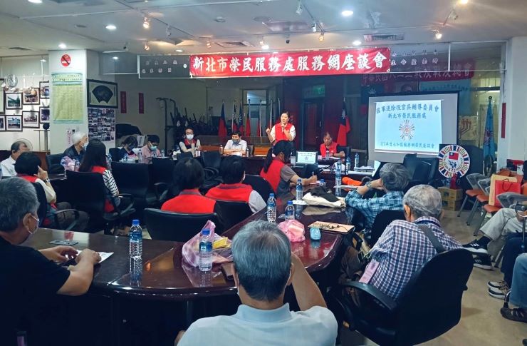 《圖說》吳曉慧總幹事(中)傾聽退除役官兵建言並逐一解答釋疑。〈新北榮服處提供〉