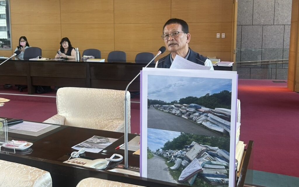 台中三千張廢棄床墊堆疊如「萬里長城」 議員憂成老鼠「跳床」要求快處理 7 S 45179187 1024x643 1