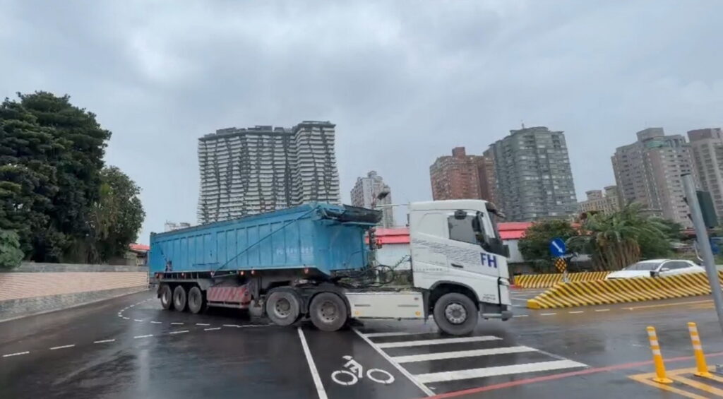 15噸以上大貨車應由濱海匝道進出淡江大橋 假日中午十二時至晚間九時禁行 4 15%E5%99%B8%E4%BB%A5%E4%B8%8A%E5%A4%A7%E8%B2%A8%E8%BB%8A%E6%87%89%E7%94%B1%E6%BF%B1%E6%B5%B7%E5%8C%9D%E9%81%93%E9%80%B2%E5%87%BA%E6%B7%A1%E6%B1%9F%E5%A4%A7%E6%A9%8B 1 1024x565 1