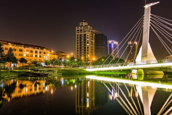 青塘園夜景燈光映照湖面，湖畔步道成為居民夜間散步與放鬆的熱門場域。圖/桃園市政府