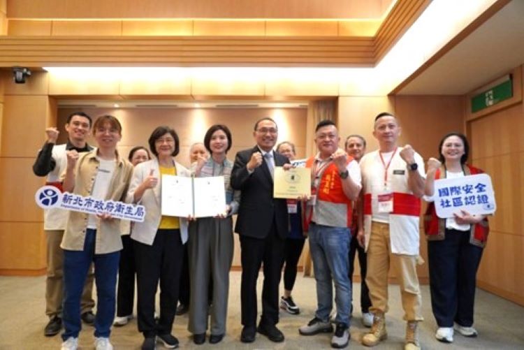 北台原鄉首例 烏來榮獲WHO國際安全社區認證 5 《圖說》市政會議獻獎,第一排左前排起衛生局張育誠股長、陳潤秋局長、林瑋茜局長、侯友宜市長、烏來區長周至剛與烏來衛生促進會理事長林東暭及後排烏來衛生促進會重要幹部。〈原民局提供〉