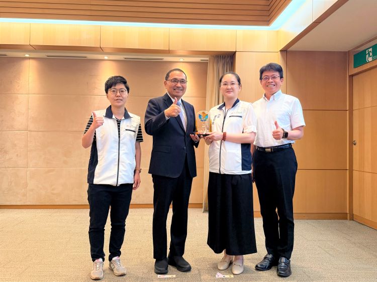 《圖說》環保局長程大維(右1)於市政會議獻獎，與市長侯友宜分享榮耀。〈環保局提供〉