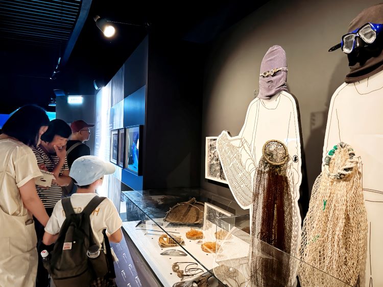 《圖說》展覽聚焦女性在沿海社會的關鍵角色，對照臺灣與韓國的海女文化。〈十三行提供〉