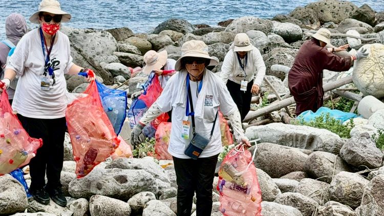 《圖說》清理142.82公斤垃圾、寶特瓶3543個，以實際行動落實心道法師「愛地球」理念。（靈鷲山佛教教團提供）