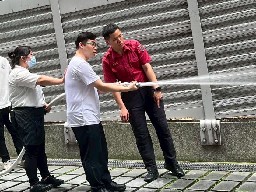 《圖說》參訓人員親身體驗滅火器噴射時的後座力。〈第一大隊提供〉