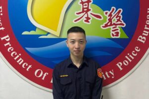 老翁深夜不勝酒力路倒 暖警即時協助陪同返宿 3 %E8%91%A3%E7%B4%80%E5%BB%B7 300x200 1