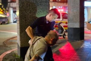 老翁深夜不勝酒力路倒 暖警即時協助陪同返宿 4 MEITU 20260521 162251519 300x200 1